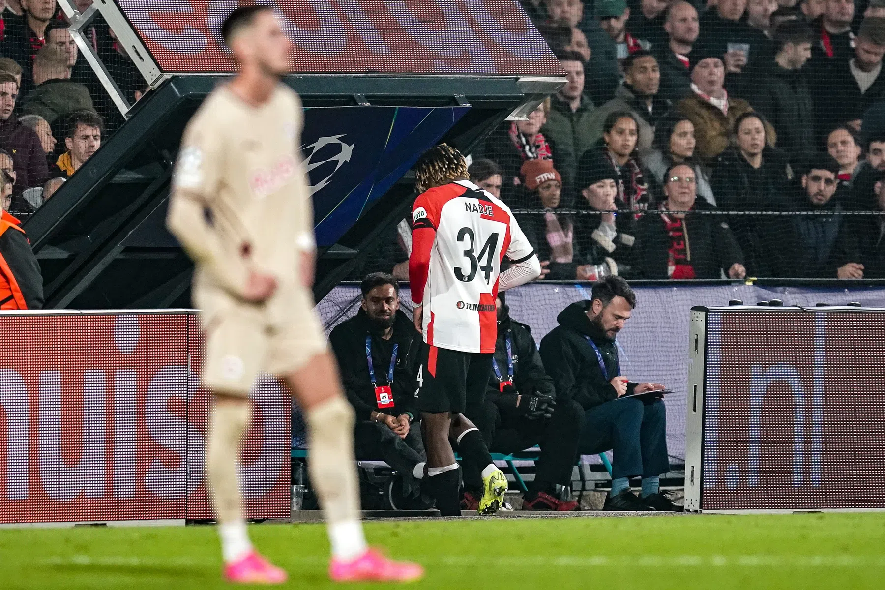 Van Hooijdonk spreekt van schandalige beslissing: 'Never nooit rood'