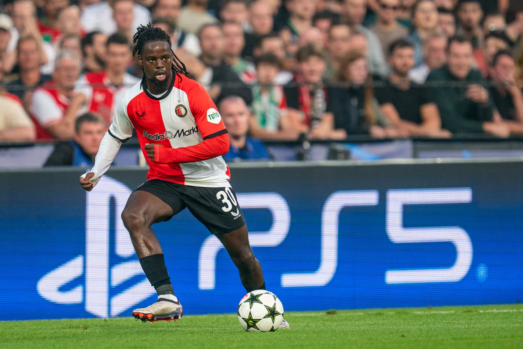 Feyenoord met vijf nieuwe namen op zoek naar derde CL-zege op rij