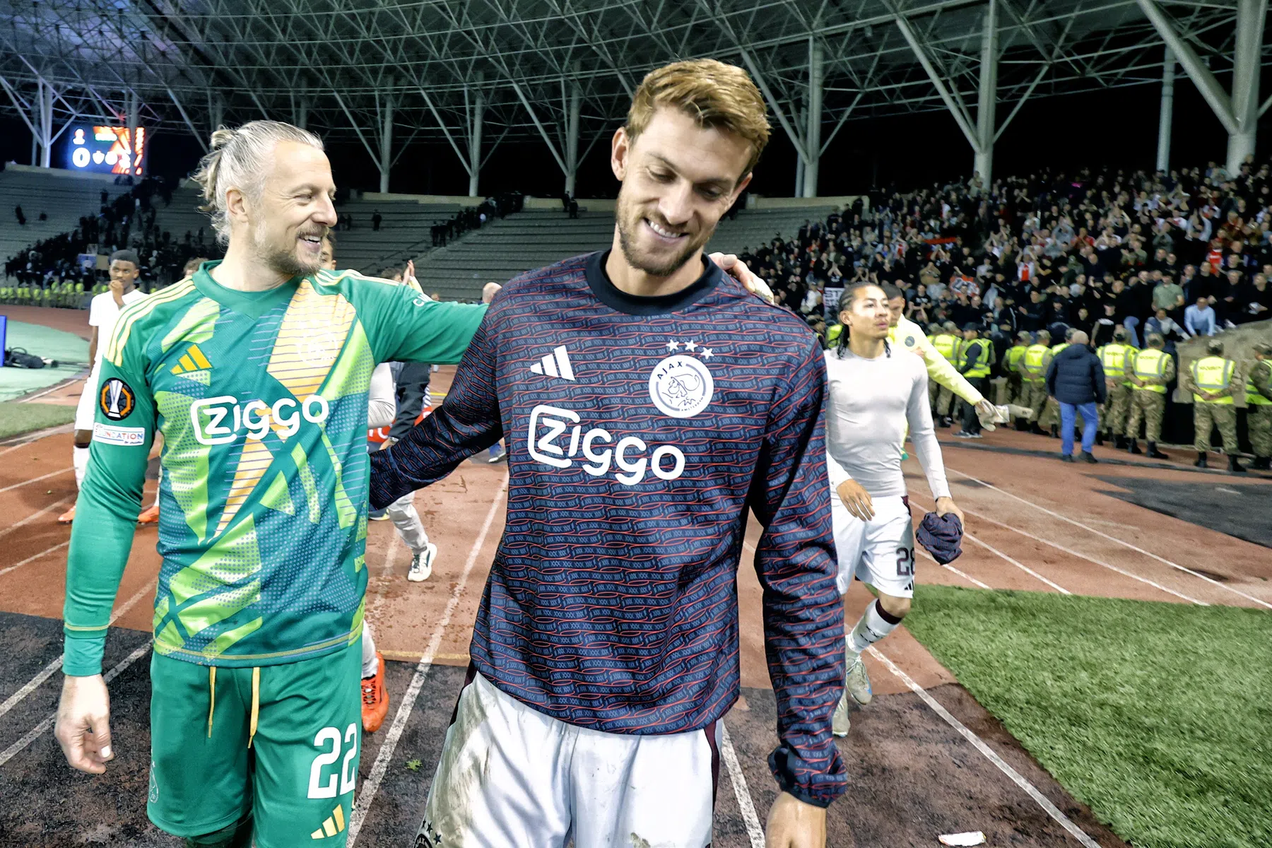 Farioli wijzigt opstelling Ajax: Van den Boomen, Gaaei en Rugani starten