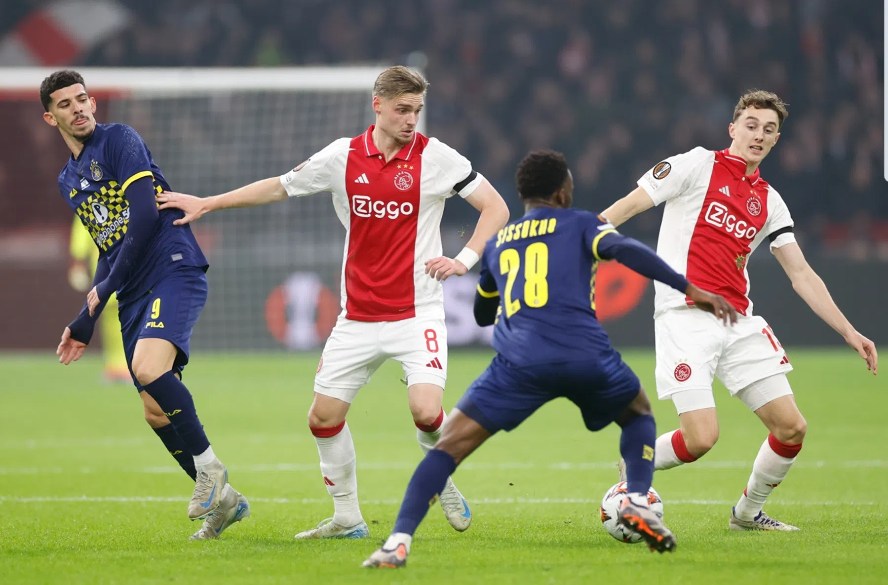 Taylor en Brobbey brengen Johan Cruijff Arena in extase met heerlijke goal