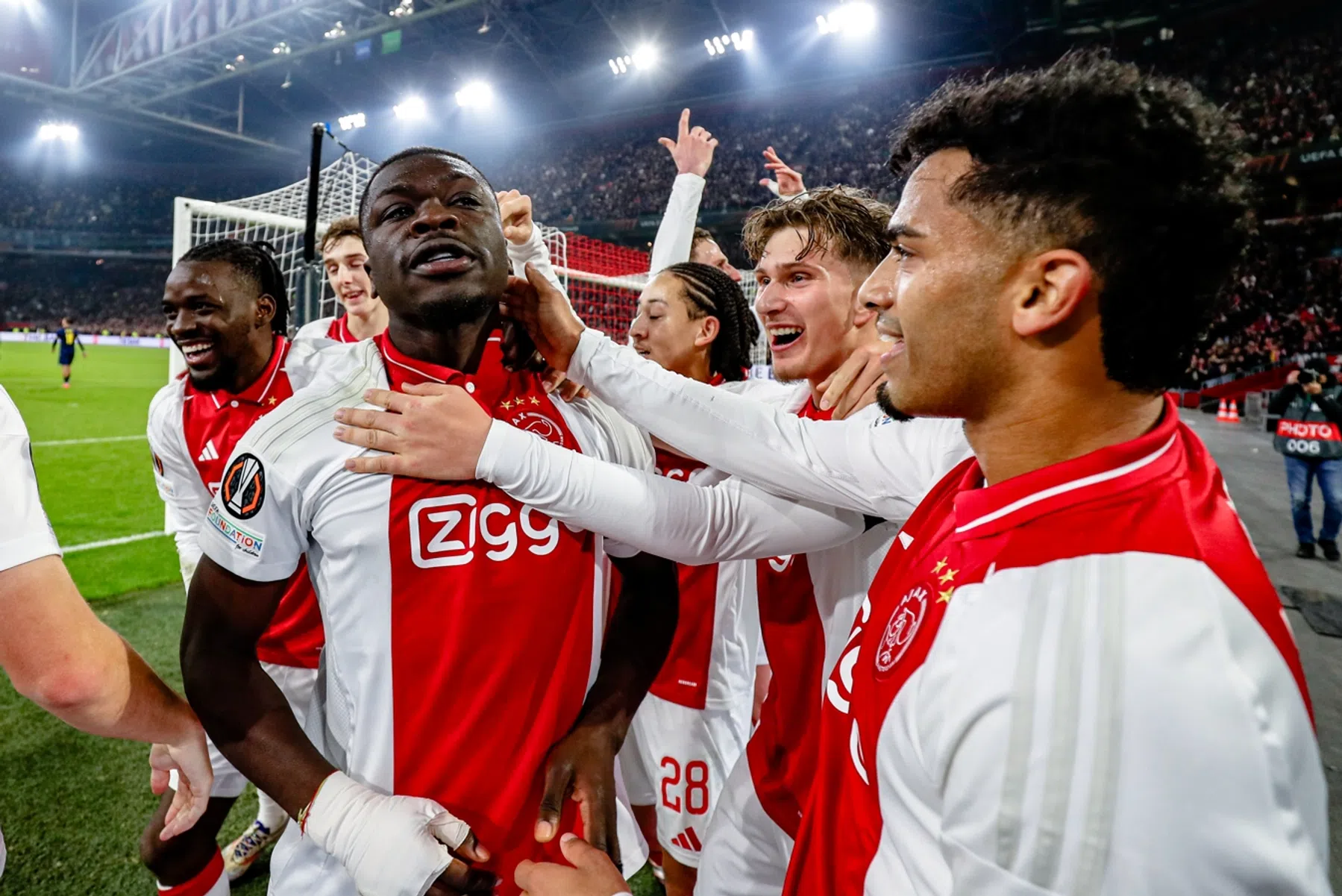 Ajax op Rapport: Brobbey en middenvelders nemen Ajax bij de hand