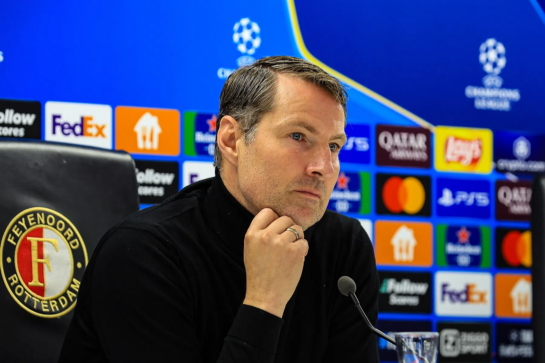 Vijf prangende dossiers op het bureau van Brian Priske