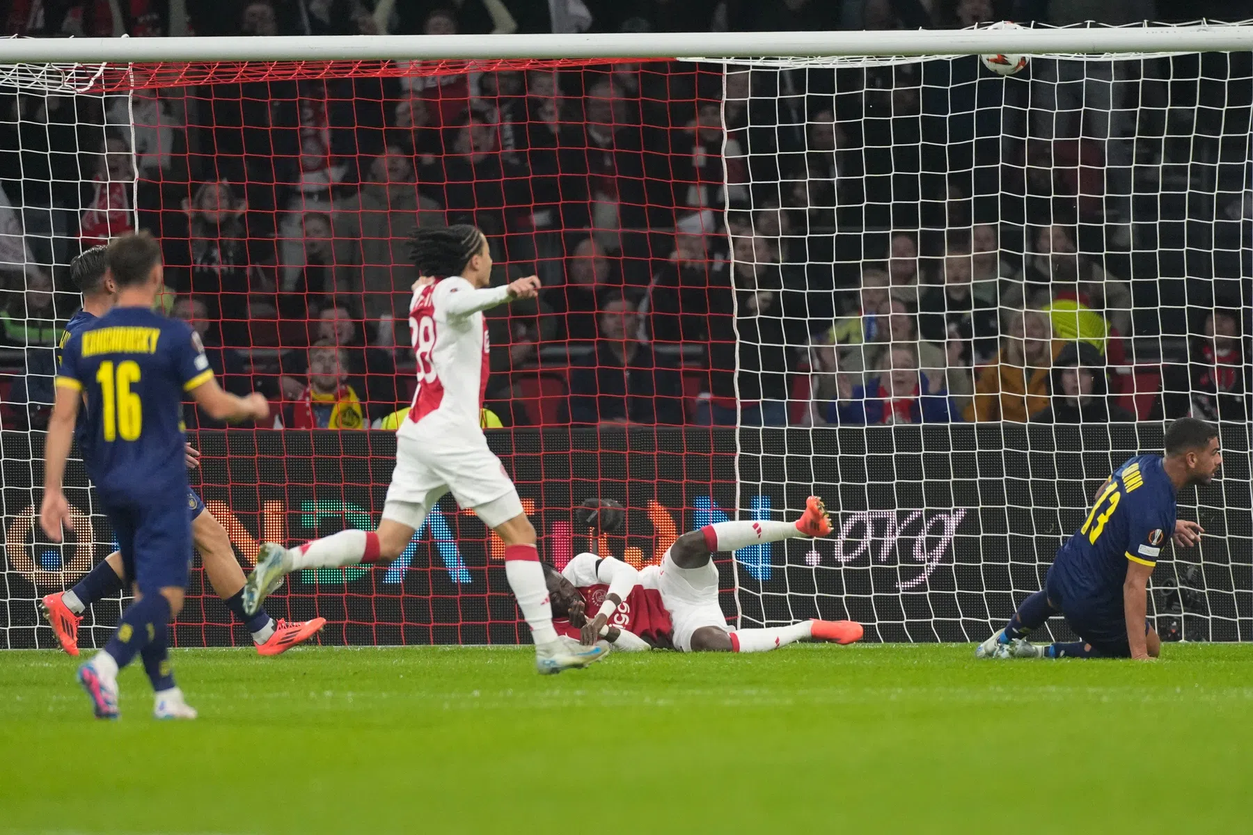 Ajax laat Israëlische media in mineur achter: 'Enige goede nieuws was het eindsignaal'