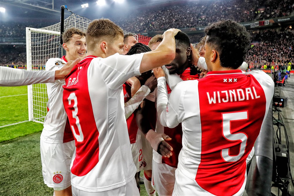 'Waar Ajax eerst zocht naar vertrouwen, moet het nu niet naast de schoenen gaan lopen'