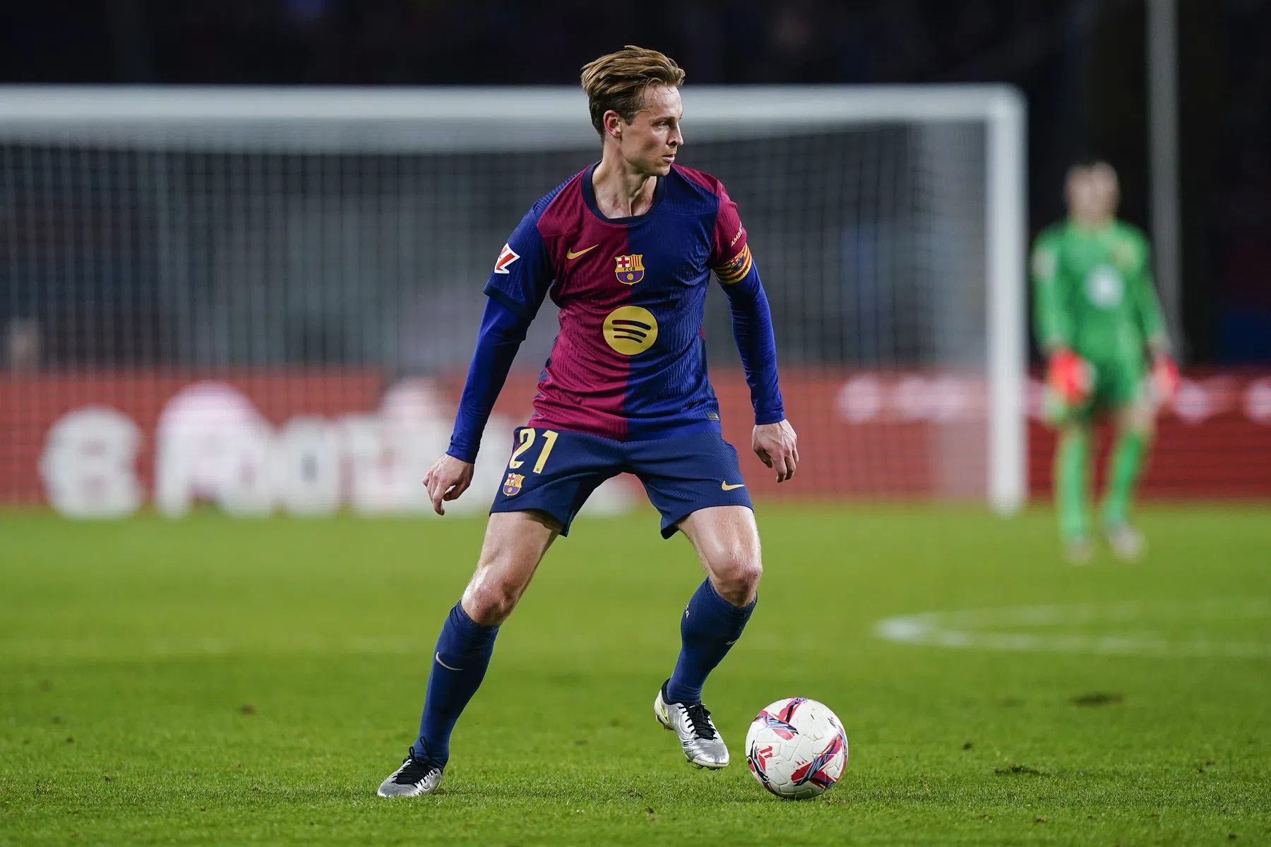 De Jong na blessure in eerste helft gewisseld bij Barcelona