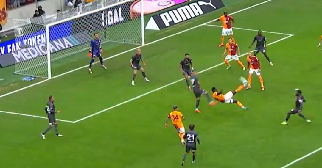 O jogo bonito: Galatasaray-verdedigers gooien trukendoos open