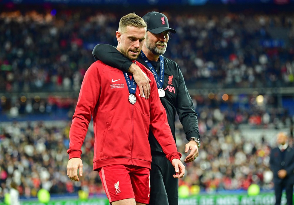 Henderson roemt Slot: 'Dit Liverpool is beter dan onder Klopp'