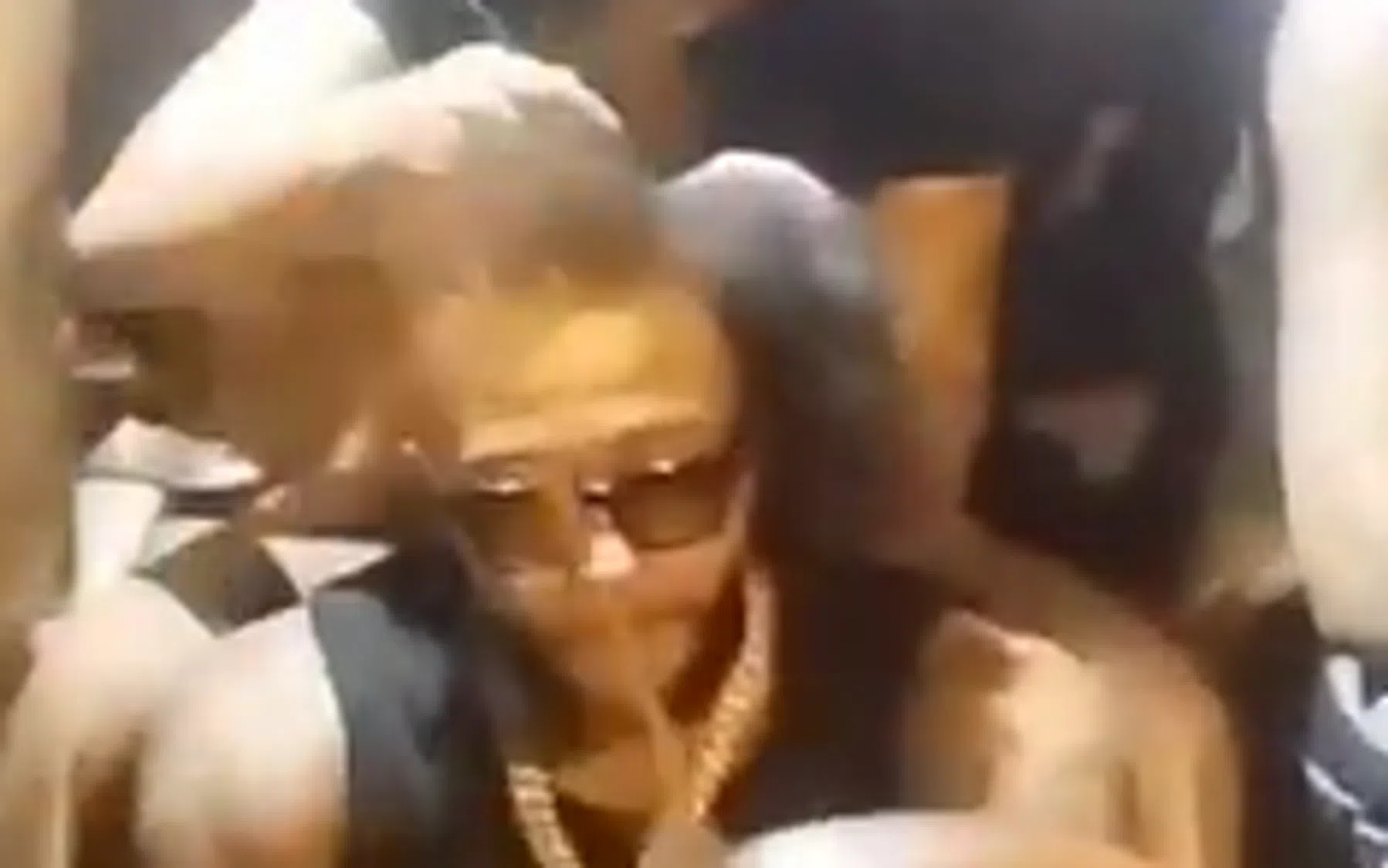 Memphis laat haren invlechten op straat in São Paulo