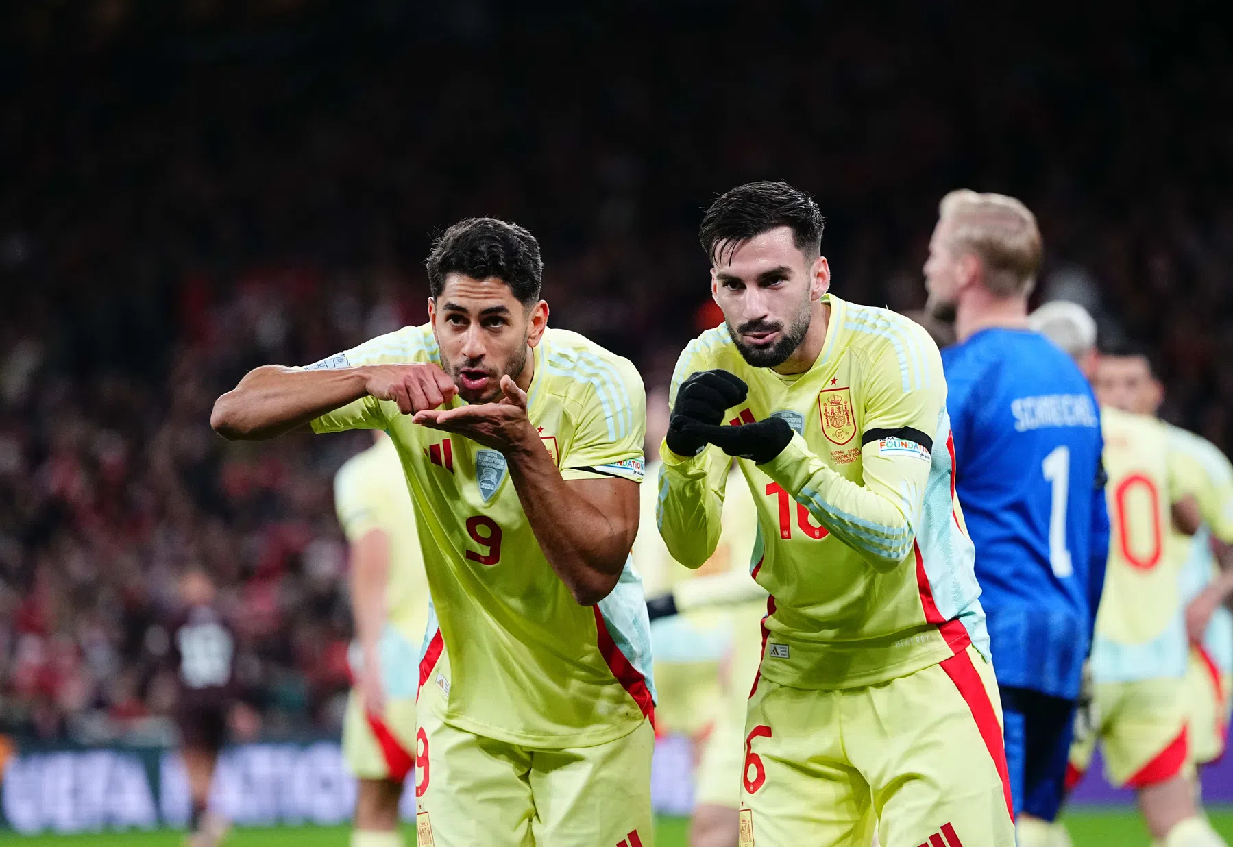 Spanje wint nipt van Denen en blijft ongeslagen, Zwitsers degraderen