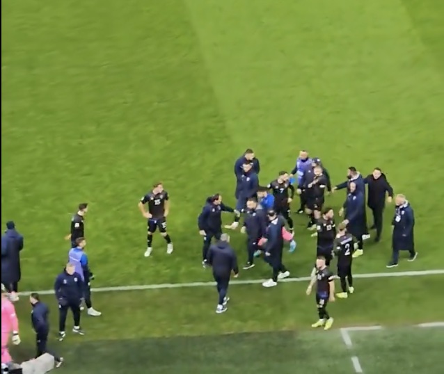 Weer gaat het mis: Kosovo-spelers stappen van het veld in Roemenië