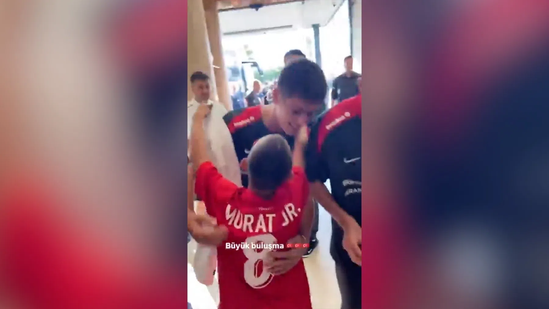 Mooi moment: Güler maakt jonge Turkse fan blij op vliegveld