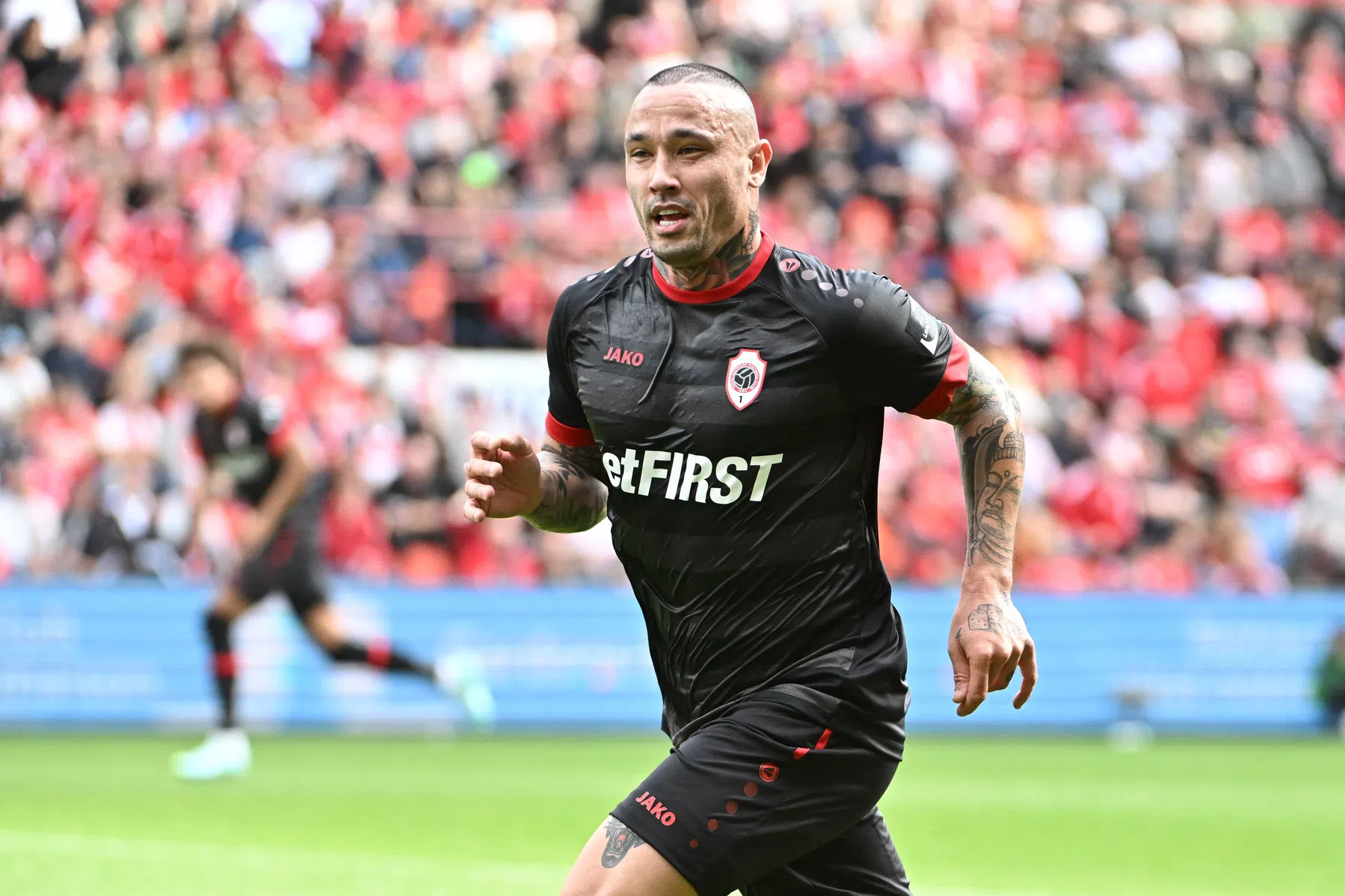 Nainggolan (36) zinspeelt op afscheid en plaatst Seedorf op voetstuk