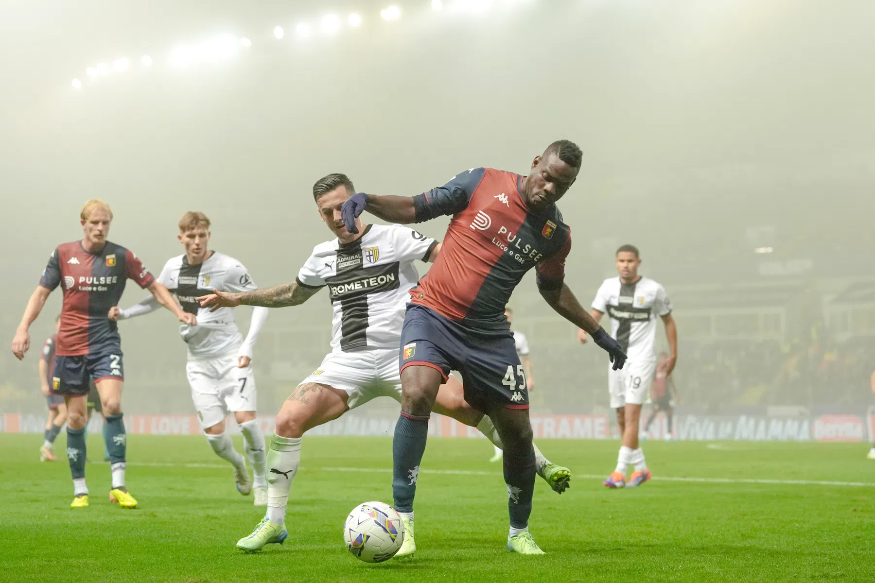 'Bescheiden salaris' en clausule: Mario Balotelli wil de Serie A aan gort spelen