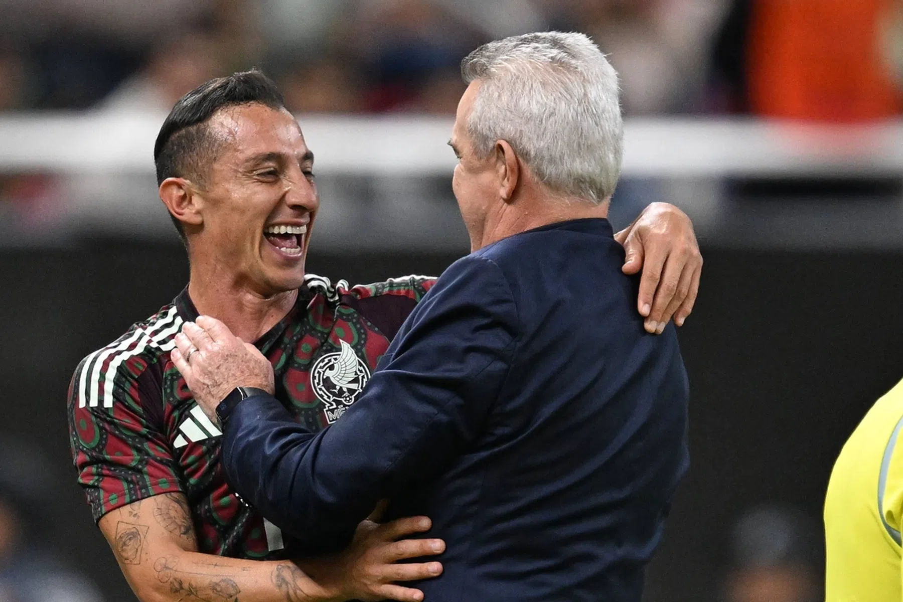 Bondscoach Mexico loopt bloedend het veld af na nederlaag
