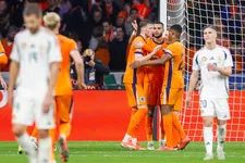 Thumbnail for article: Oranje plaatst zich op vreemde voetbalavond voor de Final Eight