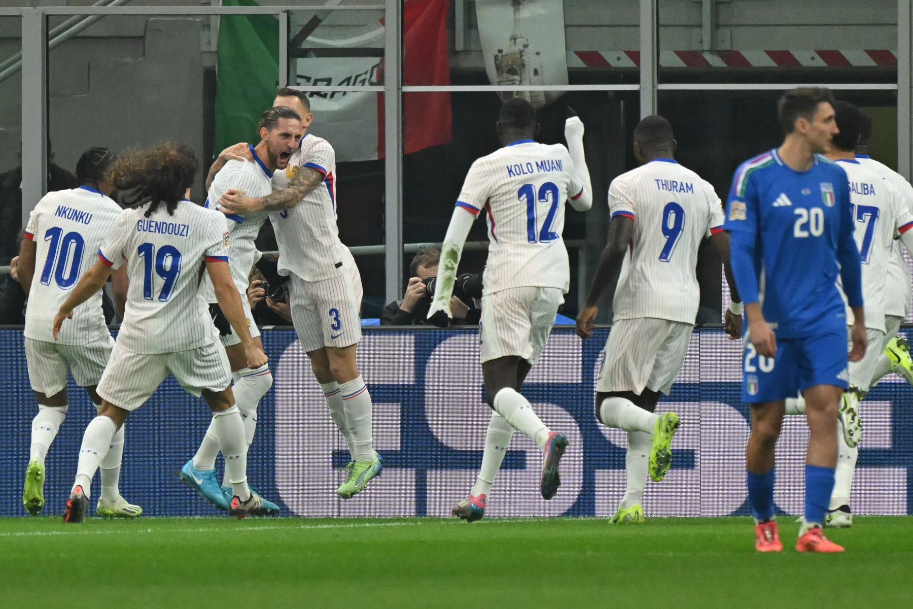 Italië verliest koppositie aan Frankrijk, België blameert zich tegen Israël