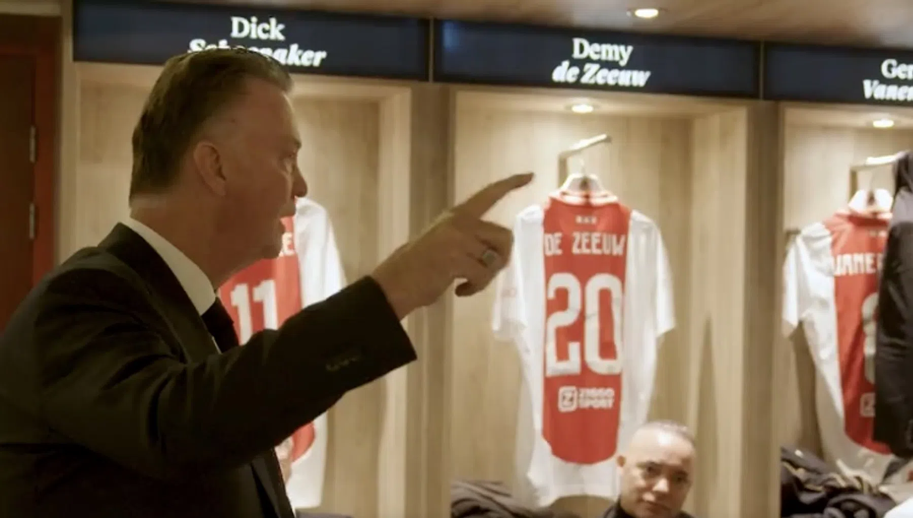 Kersvers erelid Van Gaal steelt de show met kleedkamerspeech