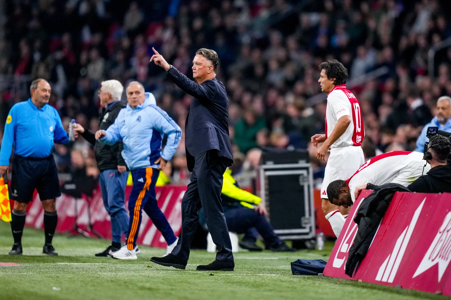 Van Gaal genoot van 'on-Nederlandse' galawedstrijd: 'Publiek positief veranderd'