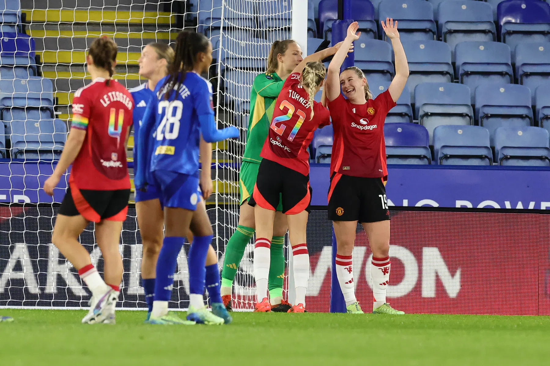 Vrouwen van United baren opzien met opmerkelijke tactiek bij vrije trap