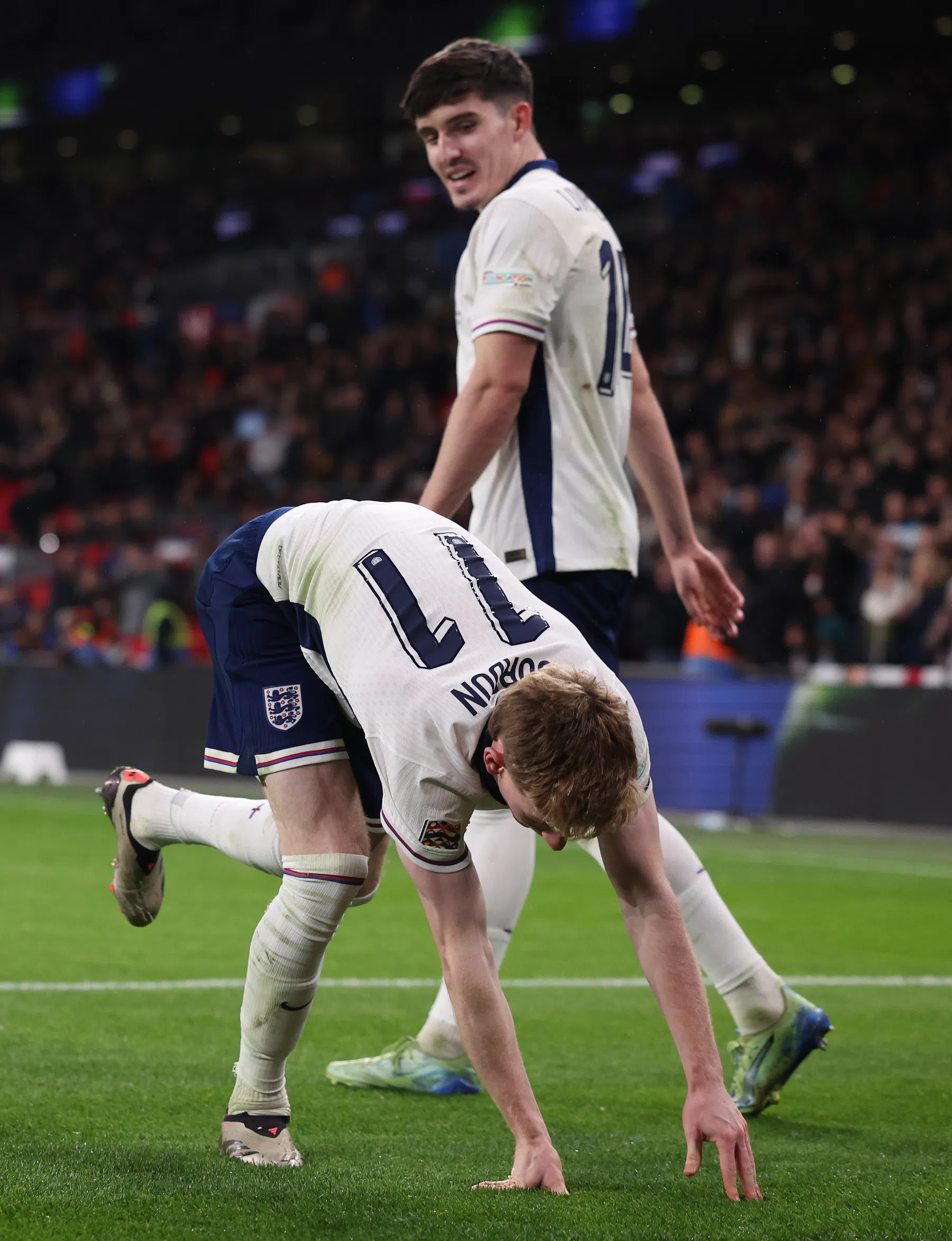 Gordon treedt in voetsporen Grealish door te juichen voor zieke Engelse fan