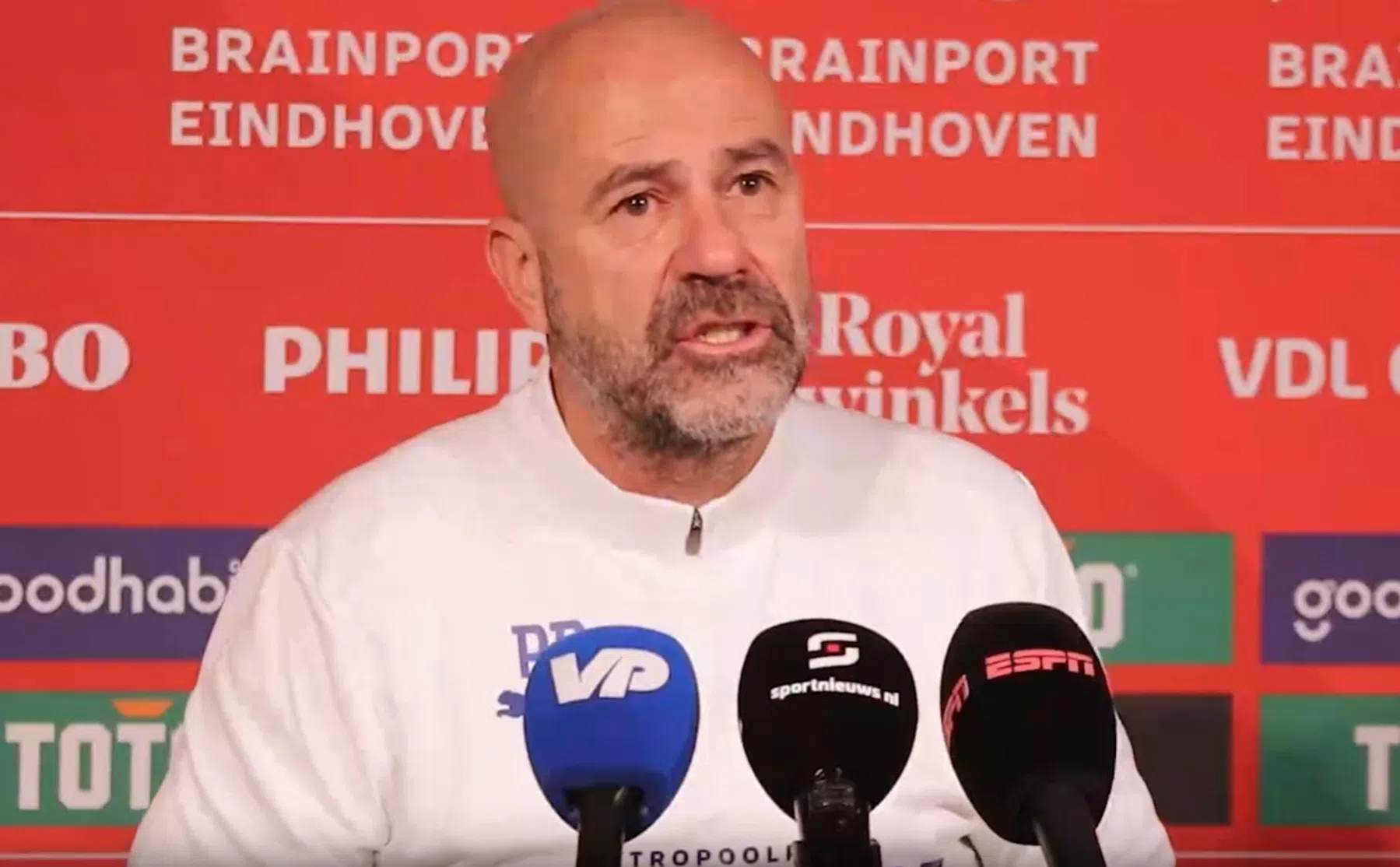 Bosz verdedigt Oranje en Lang: 'Wat een baggerveld'