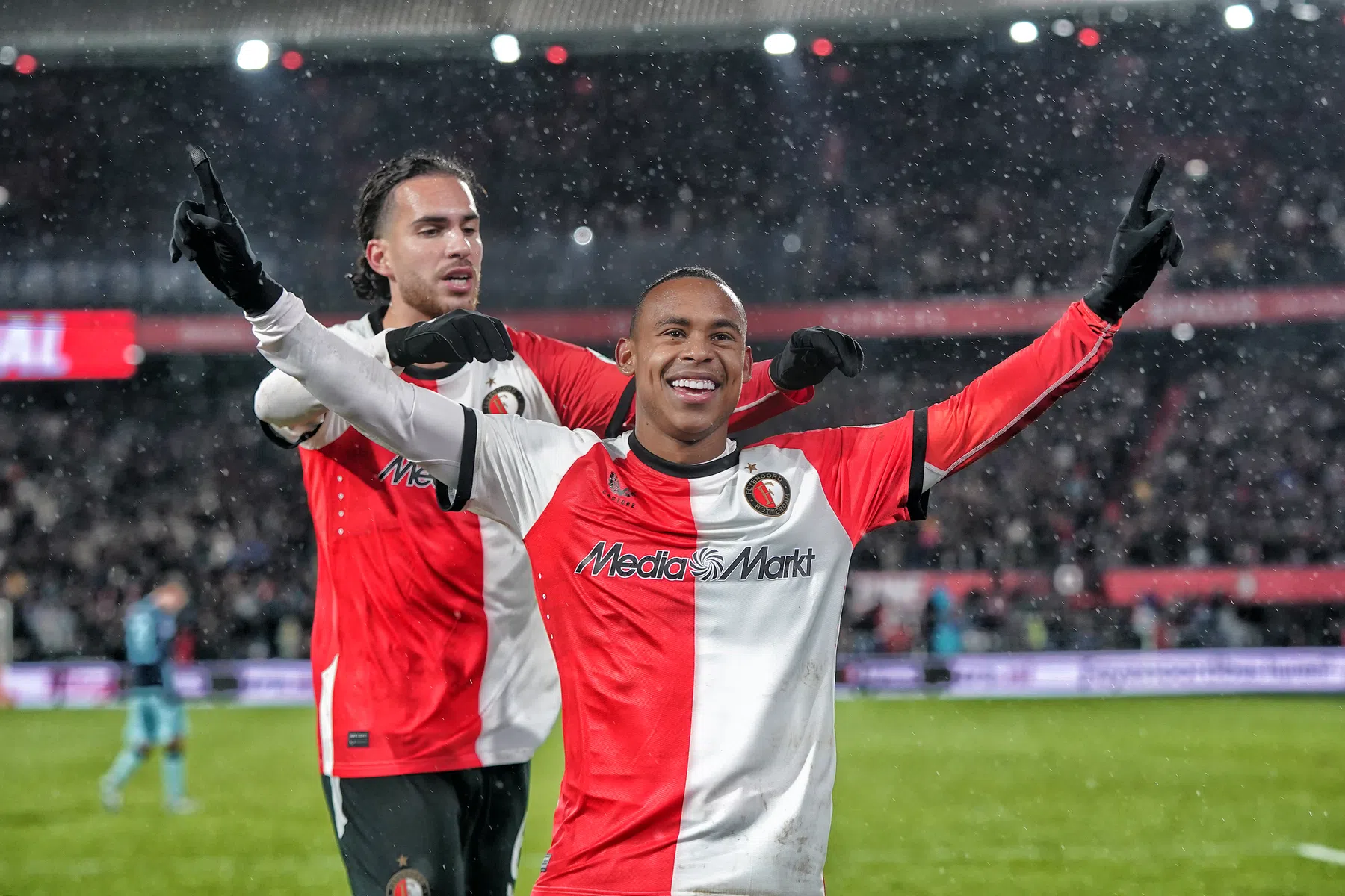 Zorgeloze avond voor Feyenoord bij terugkeer Van Persie in De Kuip