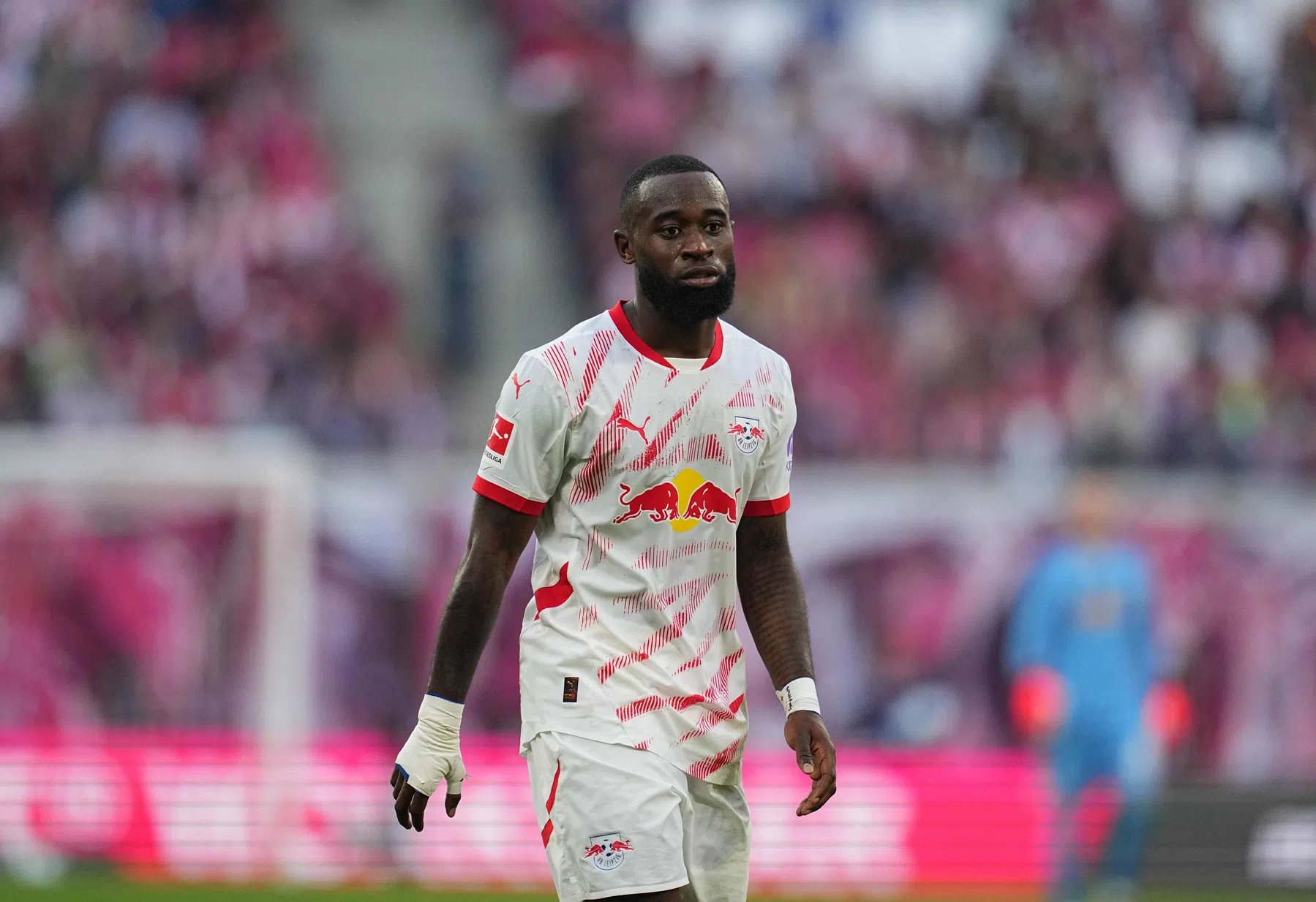 Pijnlijke middag voor Geertruida met Leipzig, spektakel bij Leverkusen