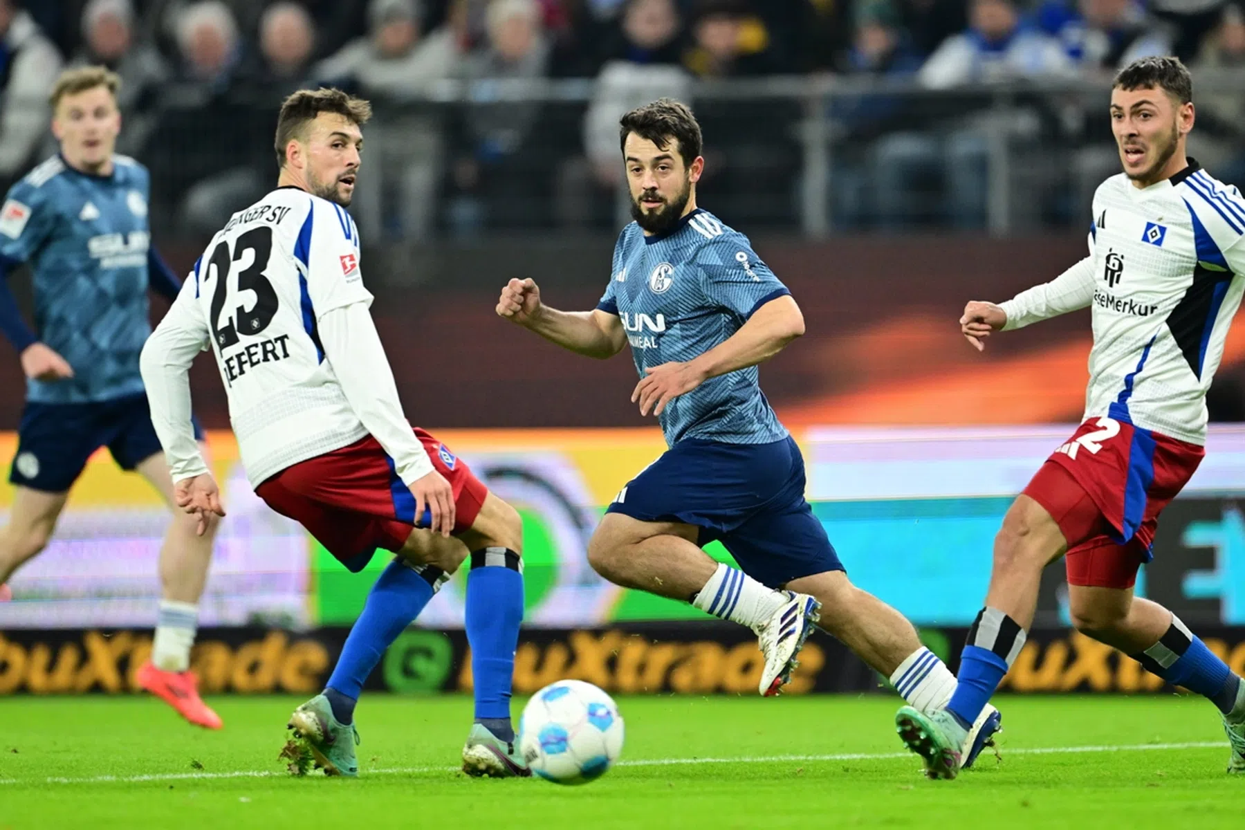Van Wonderen pakt zwaarbevochten punt bij HSV na goal Younes