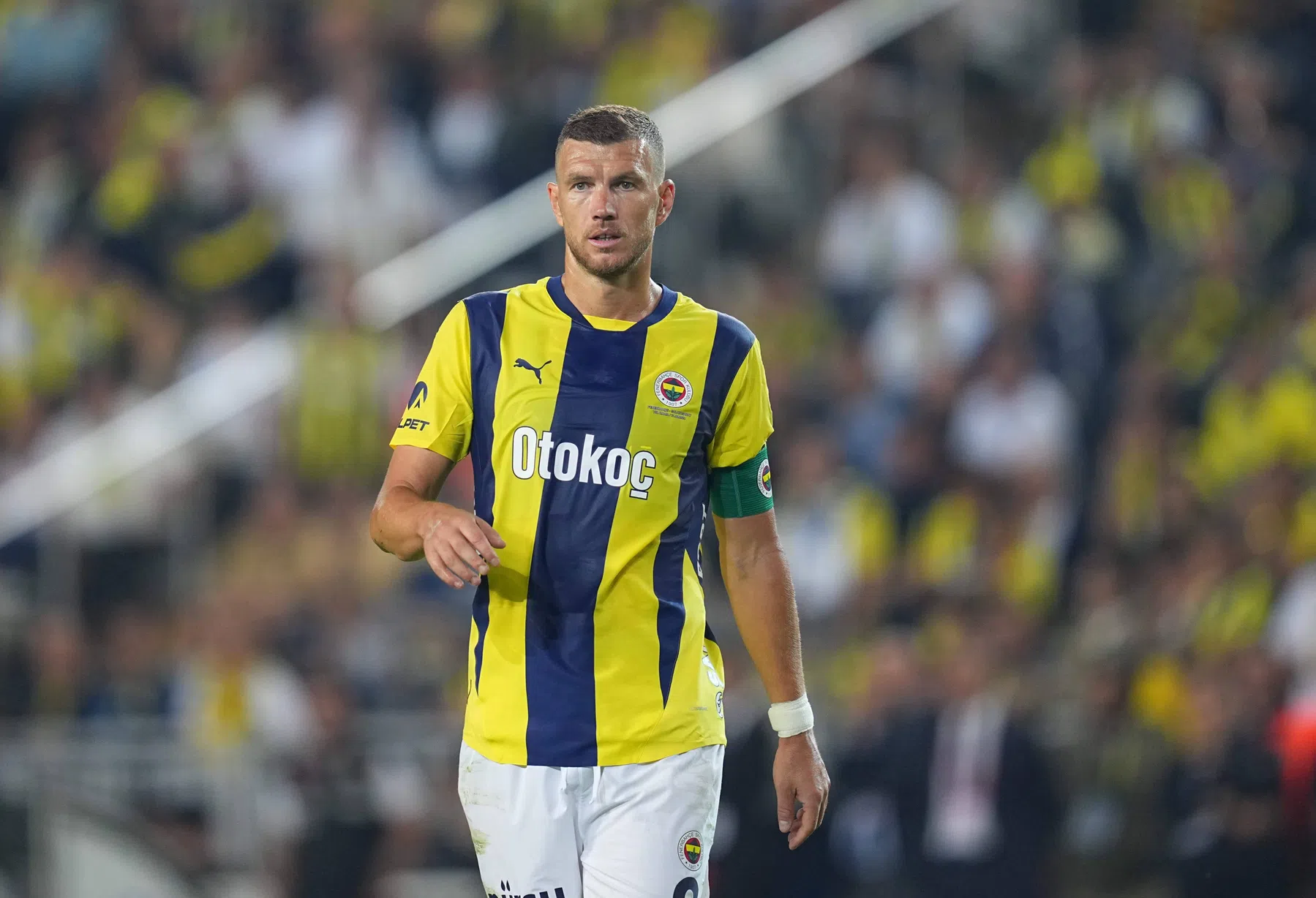 Dzeko zorgt met prachtig schot bijna voor kers op de taart bij Fenerbahçe-feest