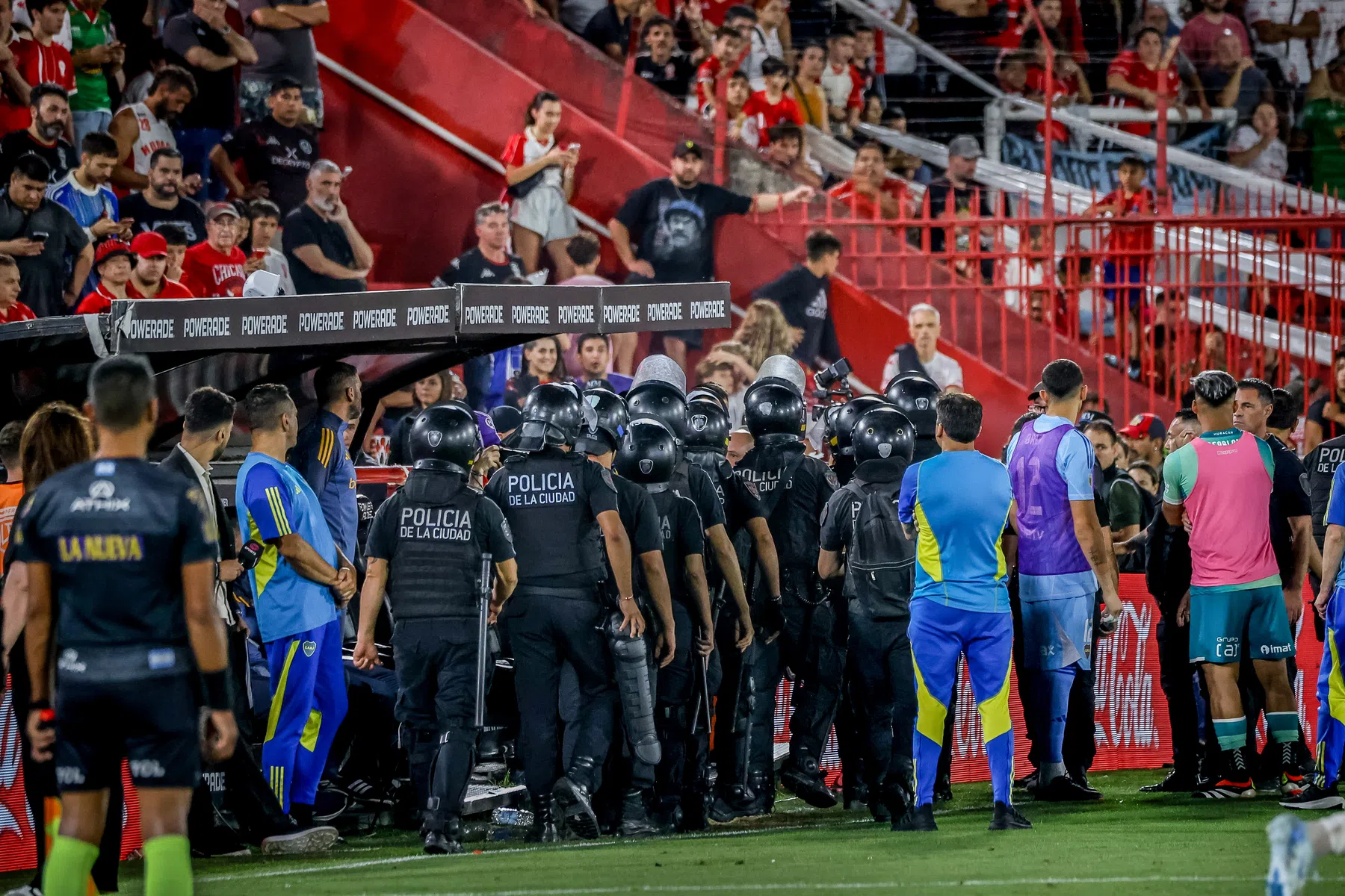 Vlam slaat in de pan in Argentinië: speler Boca bekogeld met waterzak