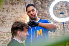 Thumbnail for article: Een knipbeurt bij voormalig Ajax-spits Danny Hoesen
