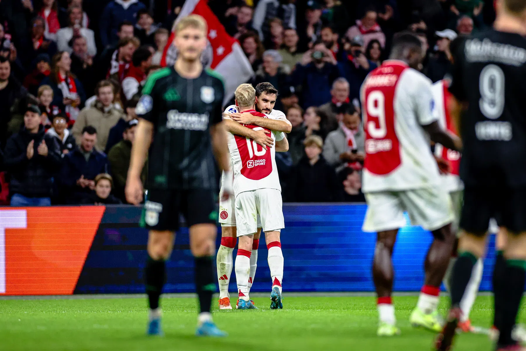 Slordig Ajax overleeft Zwolse storm van 45 minuten en sluit aan bij Utrecht