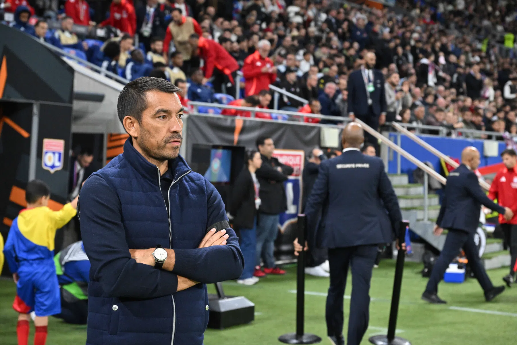 Van Bronckhorst pijnlijk onderuit ondanks knullig eigen doelpunt