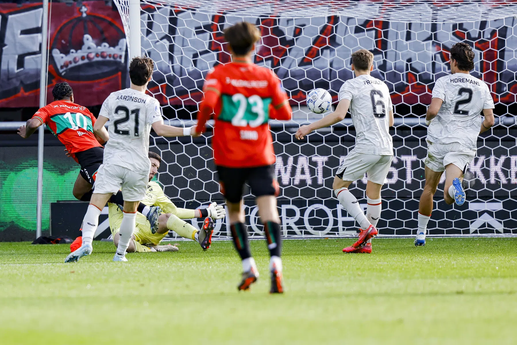 Hansen doet met rush van eigen helft gooi naar Doelpunt van het Jaar