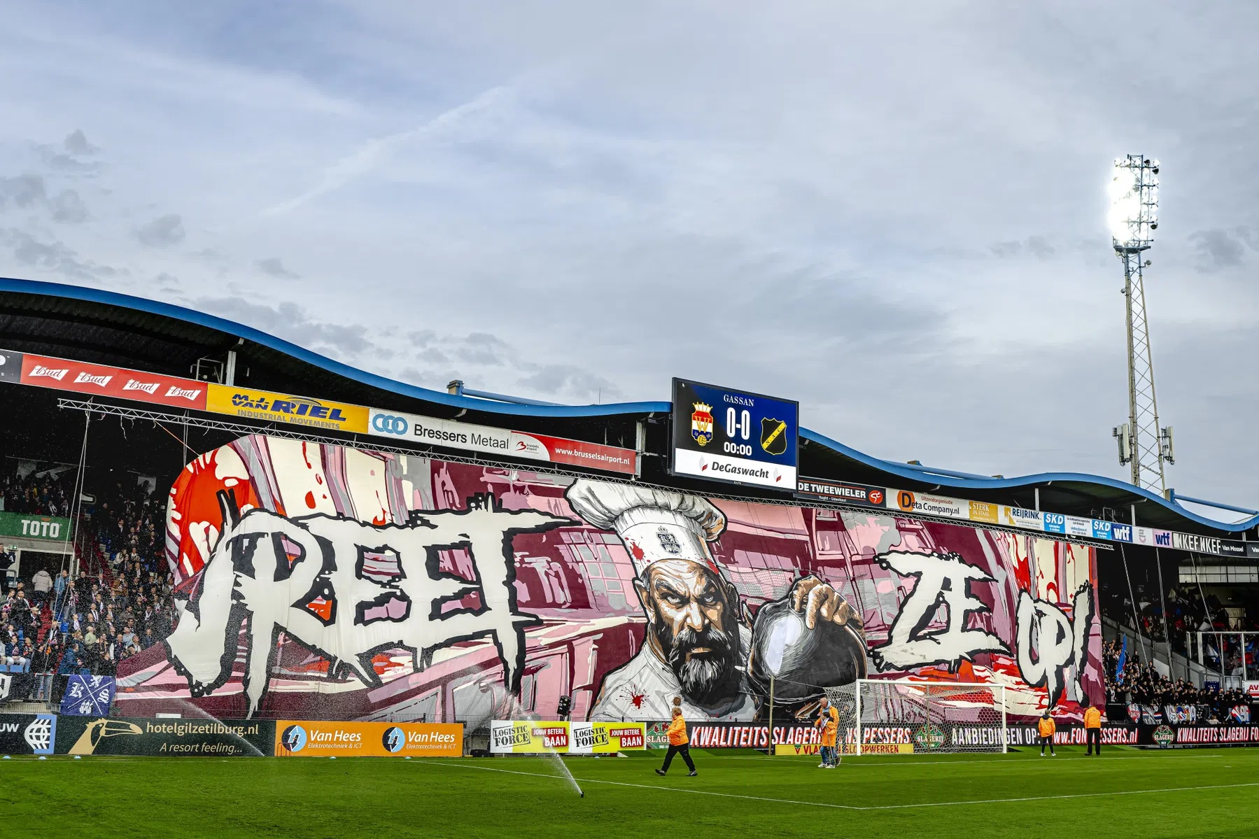 Fraai spandoek Willem II-aanhang voor Brabantse derby houdt niet lang stand