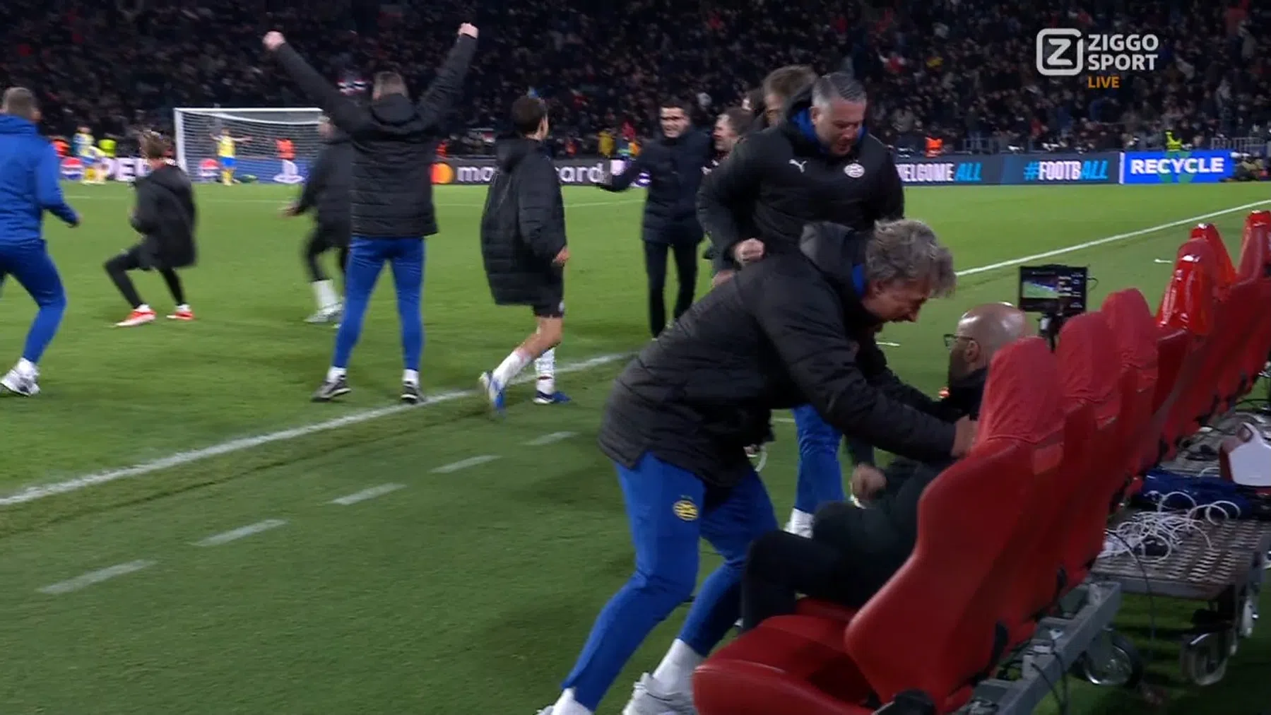 Bosz geeft uitleg over opmerkelijke reactie na winnende PSV-treffer