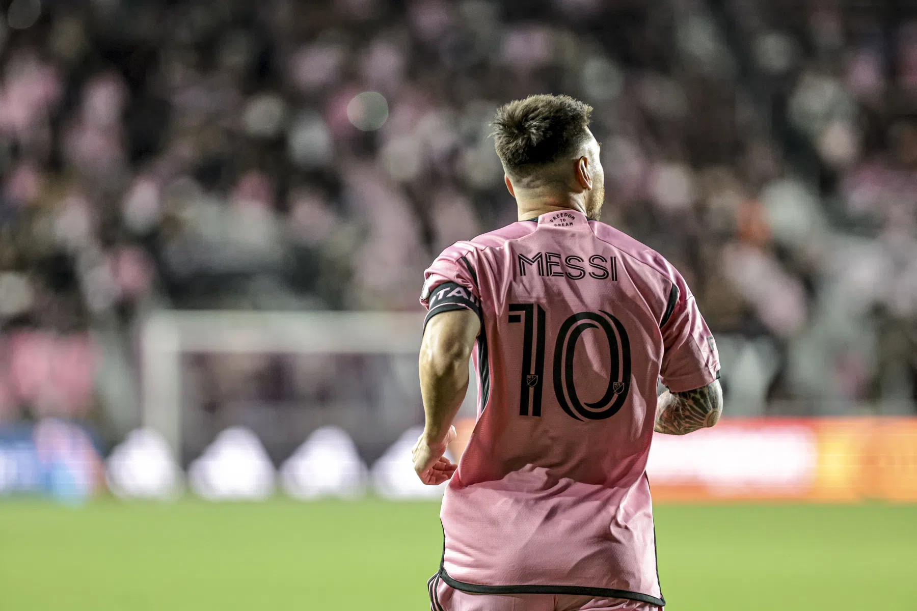 Zoontjes Messi en Suárez treden in voetsporen vaders op toernooi in Rosario