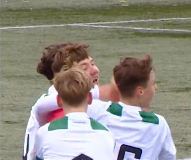 Jeugdkeeper Groningen pakt uit met fantastisch doelpunt