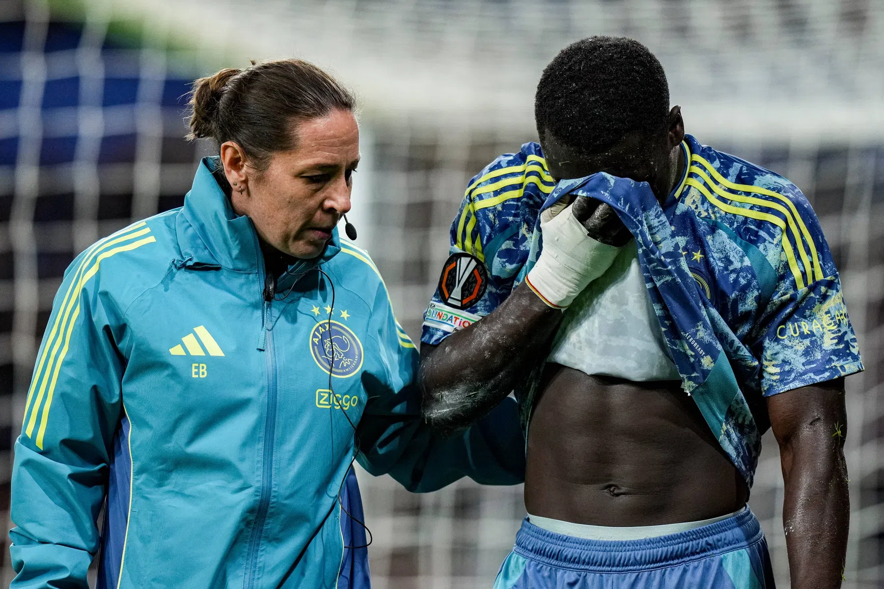Ajax ziet Brobbey al vroeg uitvallen na botsing