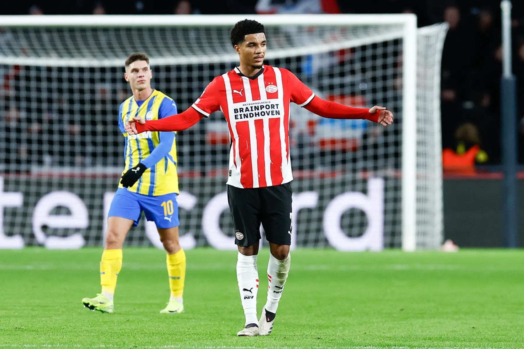 Bosz grapt over vrije trap Tillman: 'Dan had ik hem eraf gehaald'