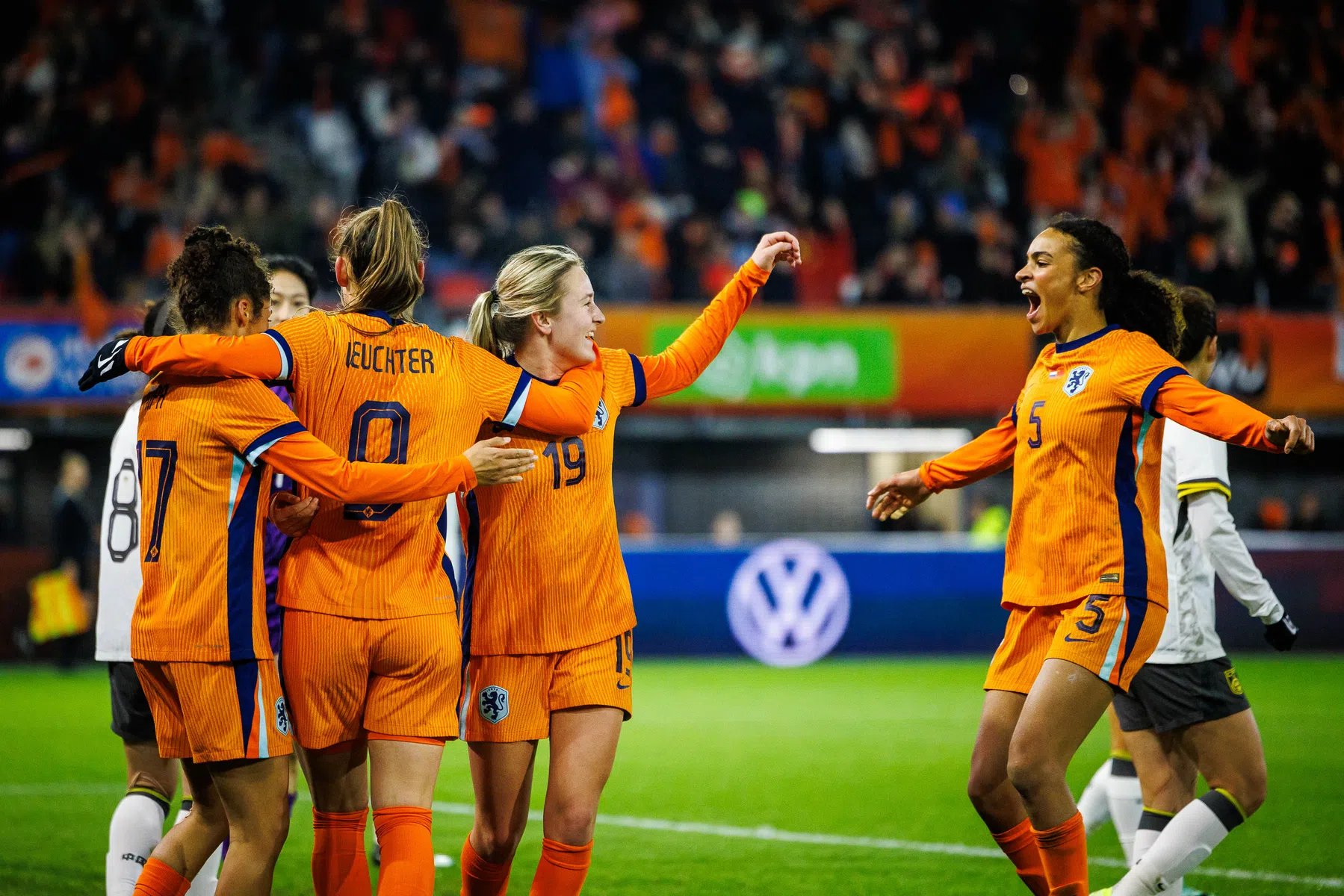 Oranje na rust overtuigend langs China in oefenwedstrijd