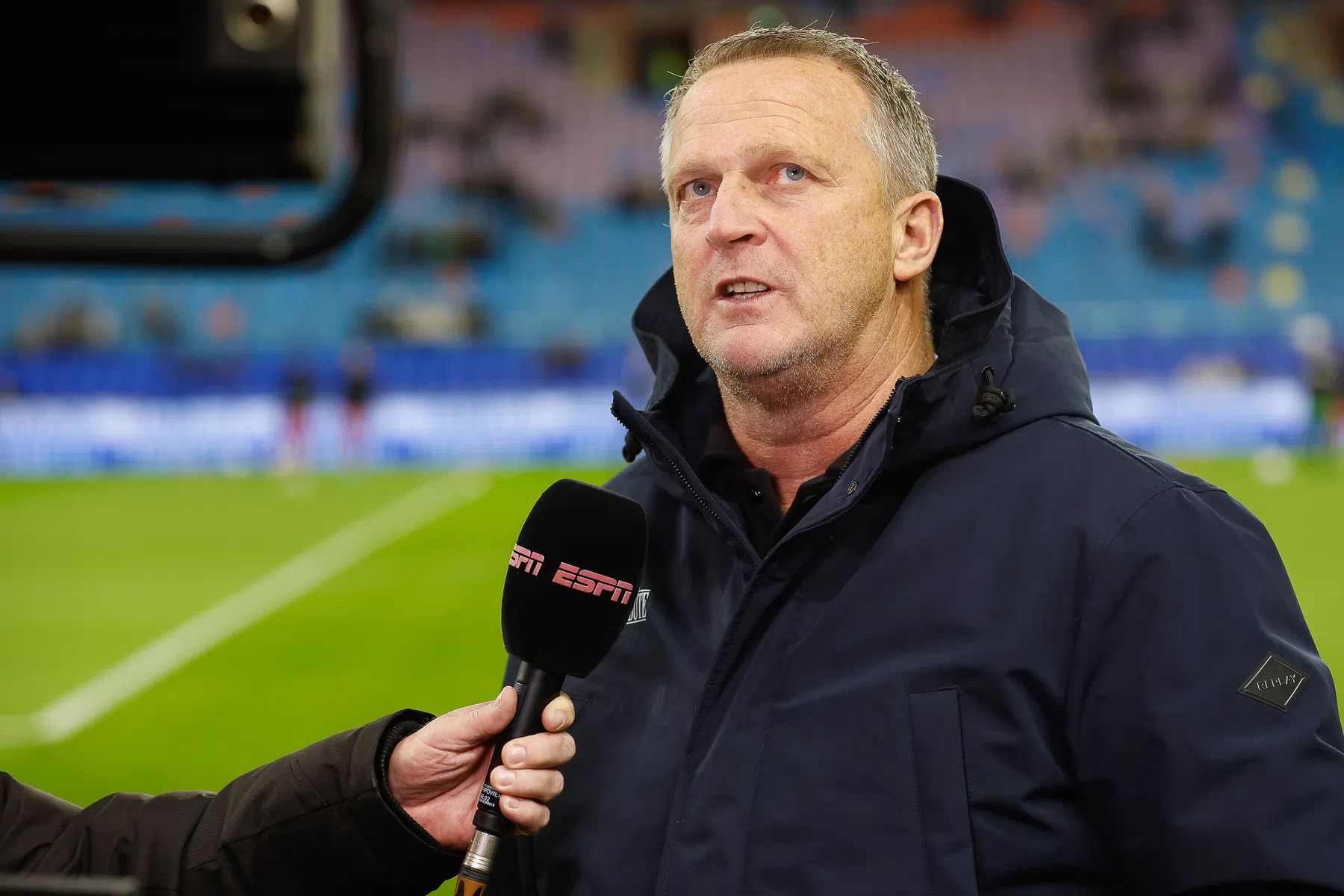 Geëmotioneerde Van den Brom blijft positief: 'Kom niet aan mijn club'