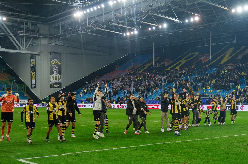 Veel emoties bij Vitesse, dat vroeg 'afscheidscadeau' van steraanvaller krijgt