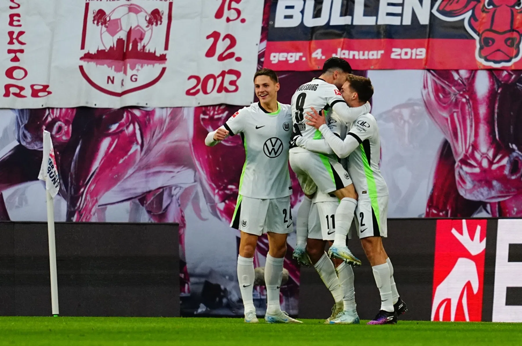 Pijnlijke middag Geertruida met Leipzig, Frimpong trefzeker bij zege Leverkusen