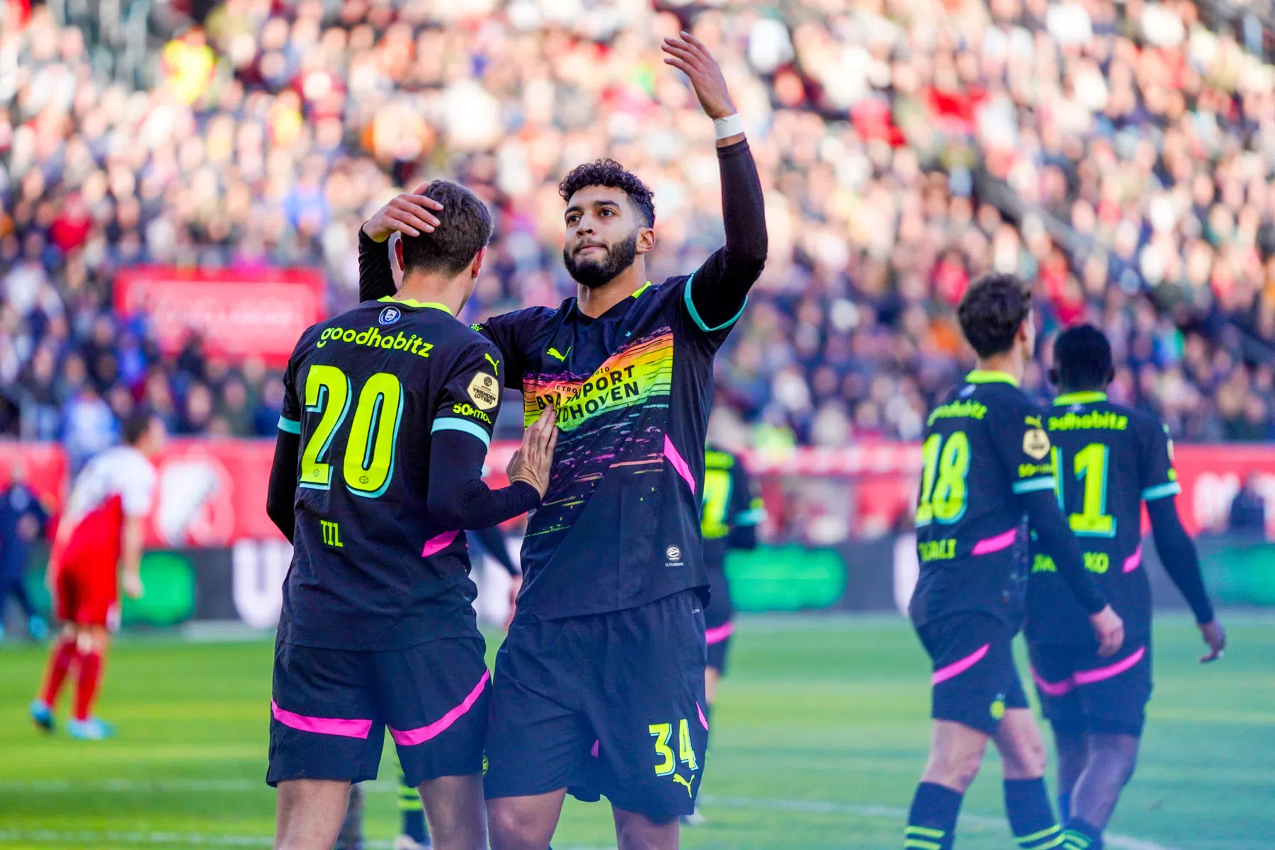 PSV laat spierballen zien en wint ruim van concurrent FC Utrecht