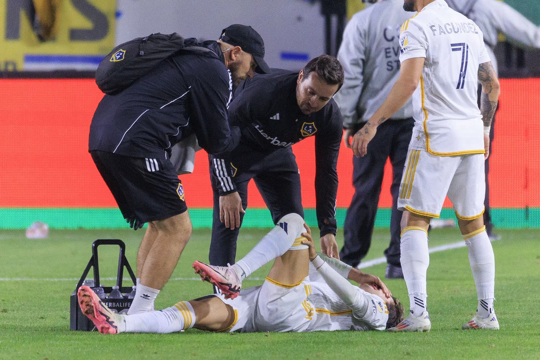 Riqui Puig voetbalt half uur door met gescheurde kruisband en geeft assist