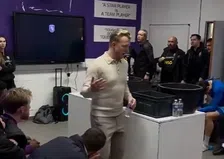 Thumbnail for article: Kuijt laat tijdens speech tafeltennis-beelden zien aan Beerschot-selectie