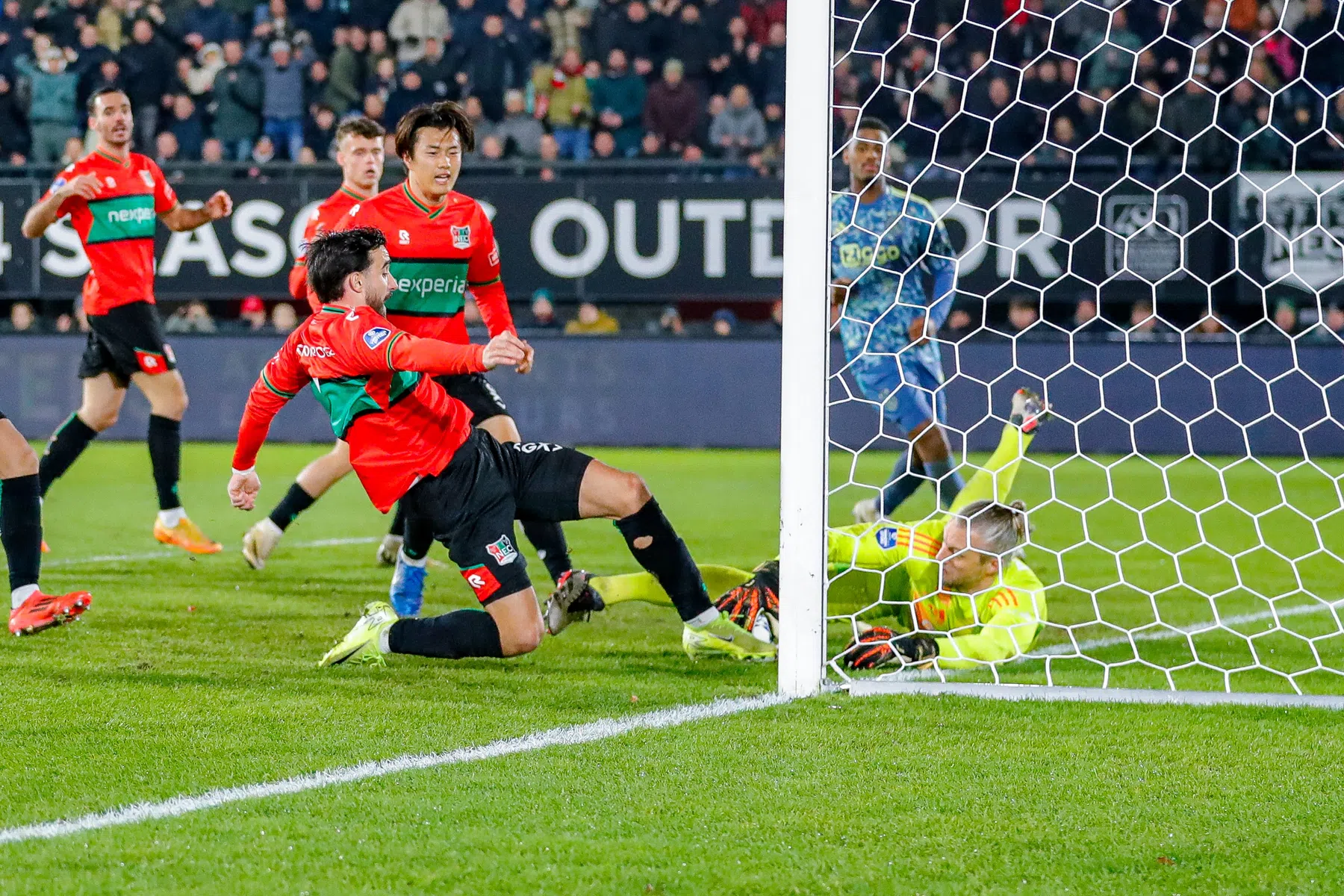Pasveer staat opnieuw op bij Ajax: 'Dat heeft deze ploeg nodig'
