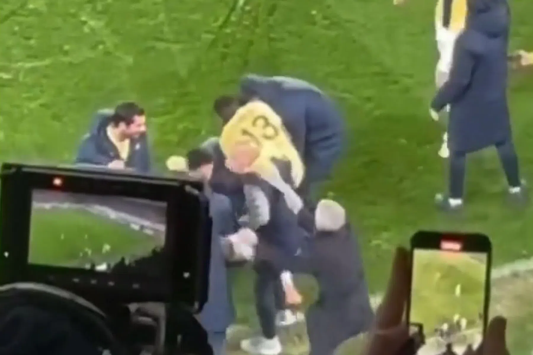 Hilarische Mourinho-show: assistent en wisselspeler moeten het ontgelden