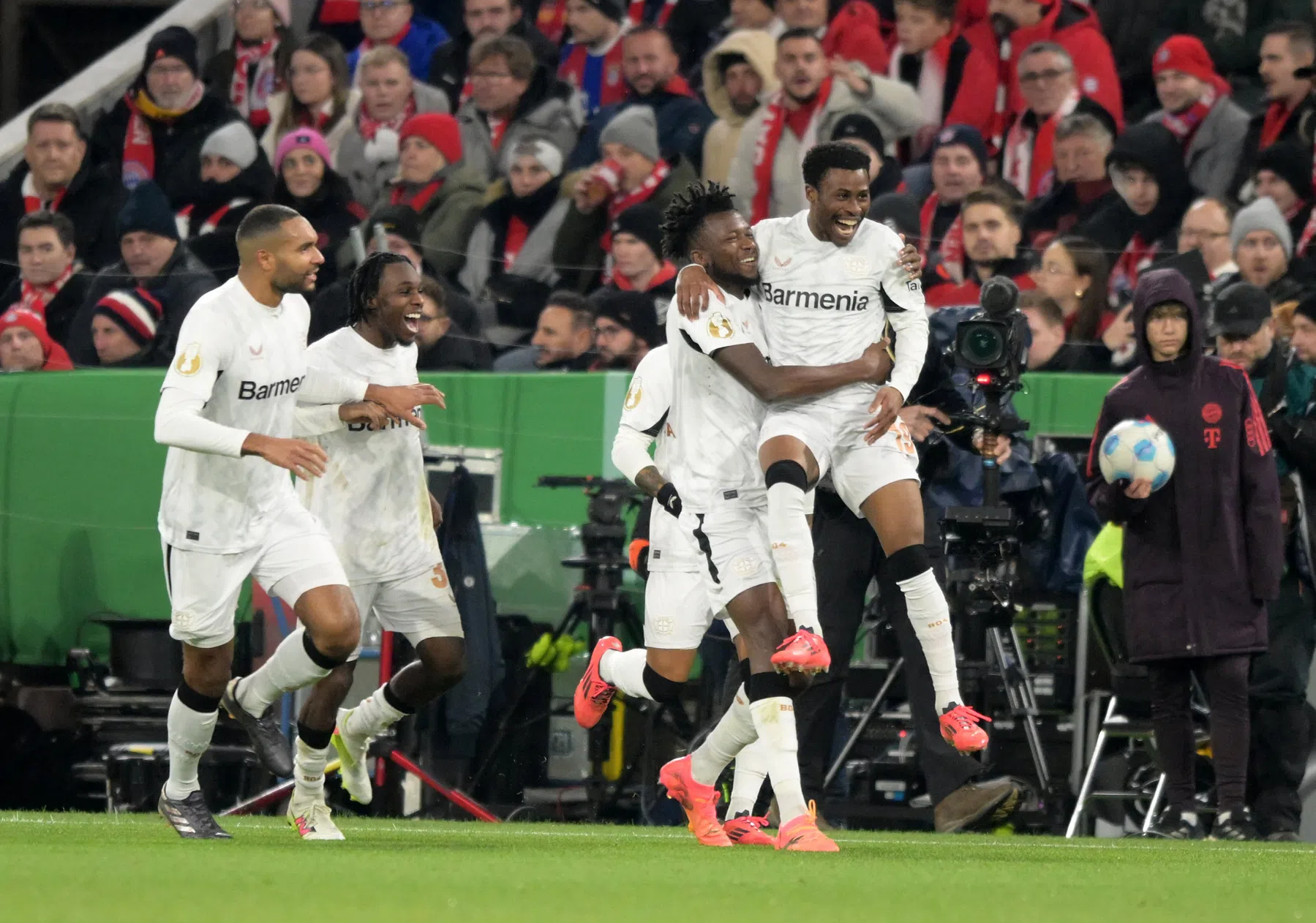 Leverkusen schakelt Bayern uit na historische rode kaart Neuer